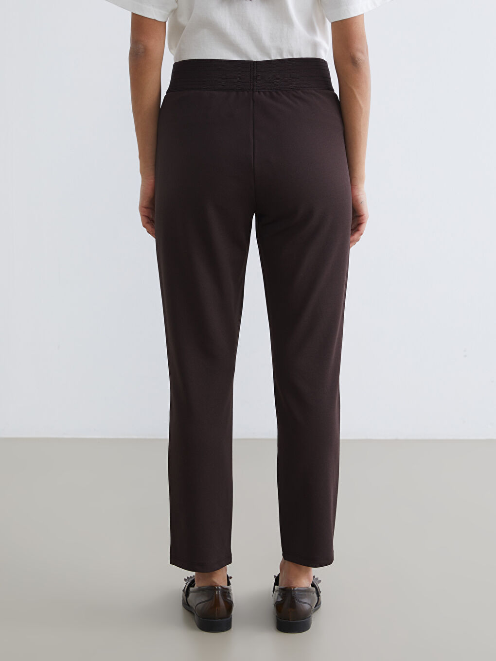 Effortless elegance meets everyday comfort in our crepe trousers with an elasticated waist.-3