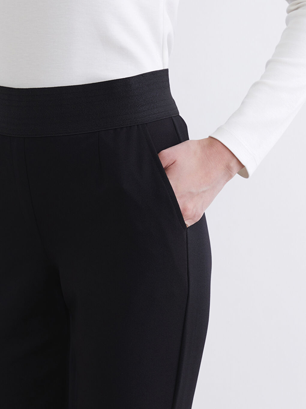 Effortless elegance meets everyday comfort in our crepe trousers with an elasticated waist.-2