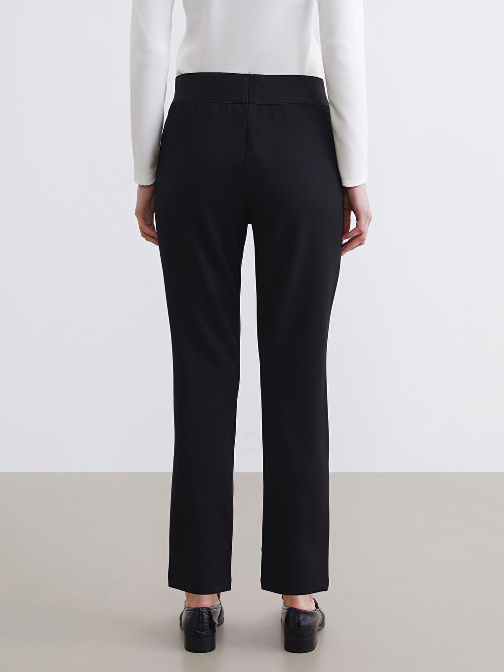 Effortless elegance meets everyday comfort in our crepe trousers with an elasticated waist.-3
