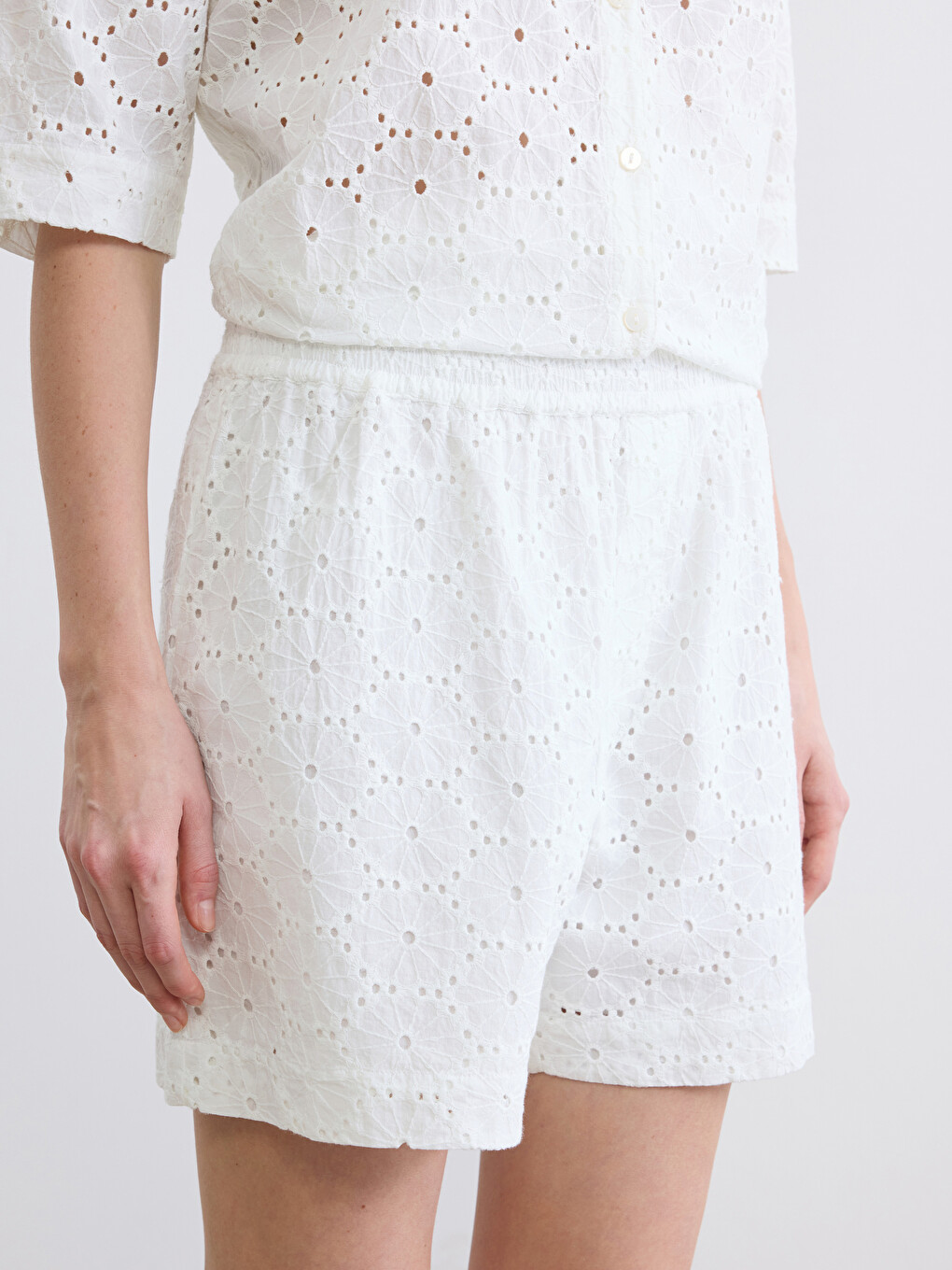 Elastic Waist Broderie Women's Shorts-2