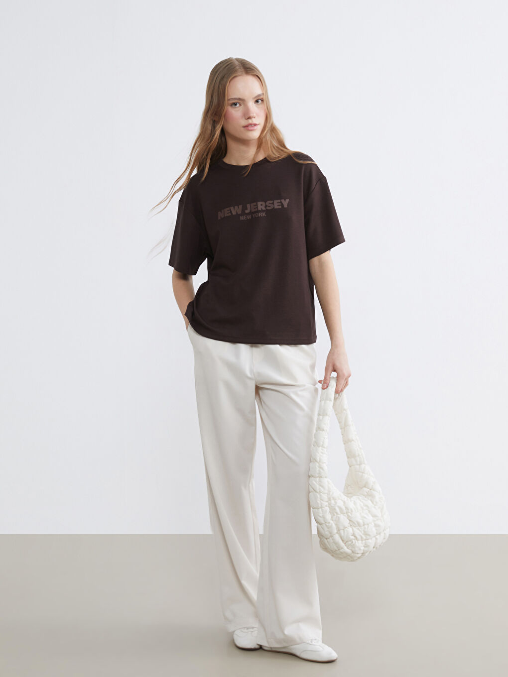 Effortless elegance meets everyday comfort in our wide-leg trousers with a flexible waistband.