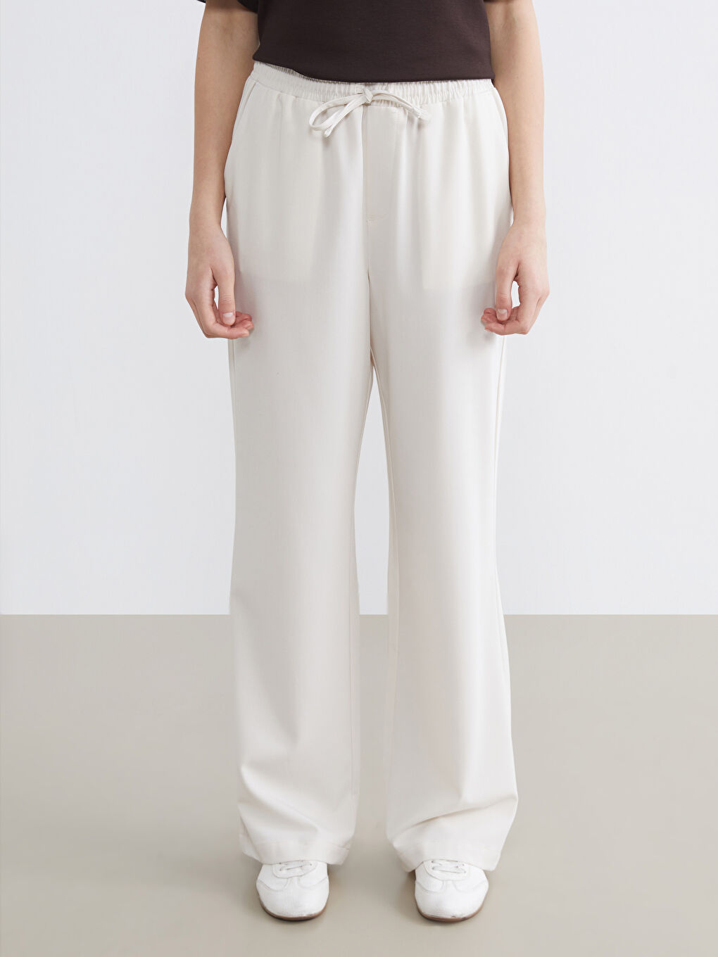 Effortless elegance meets everyday comfort in our wide-leg trousers with a flexible waistband.-1