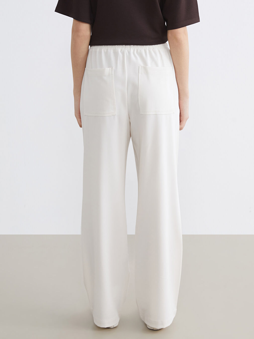 Effortless elegance meets everyday comfort in our wide-leg trousers with a flexible waistband.-3