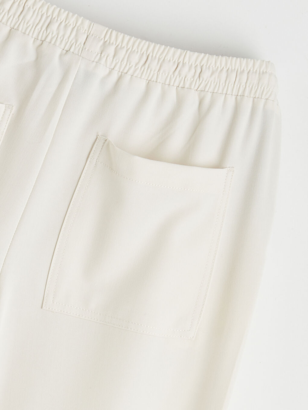Effortless elegance meets everyday comfort in our wide-leg trousers with a flexible waistband.-5