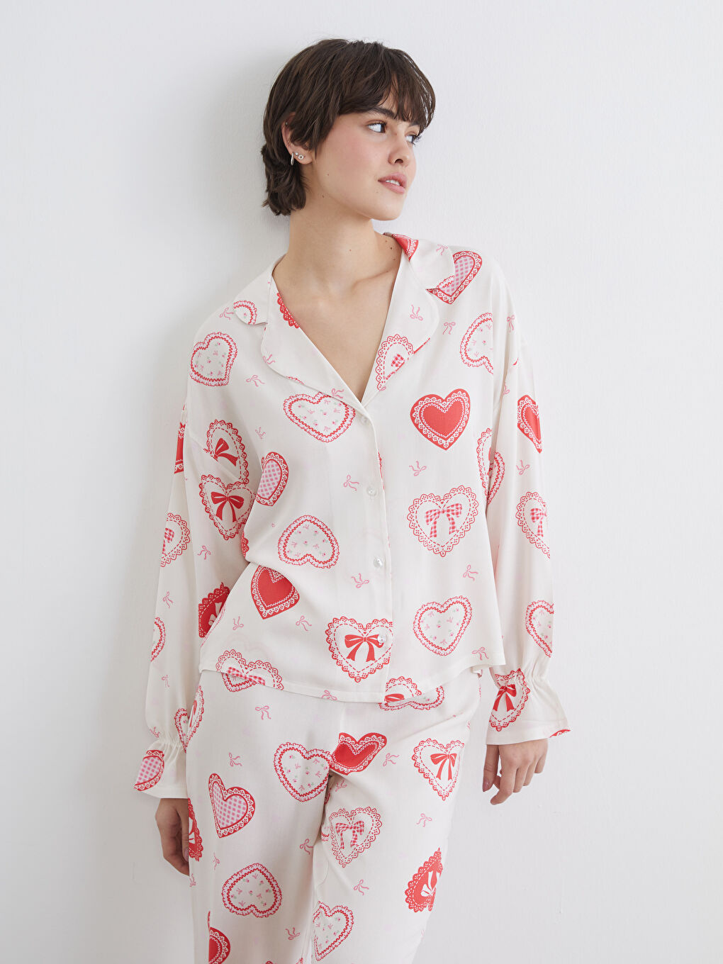 Ekru Gömlek Yaka Kalp Baskılı Kadın Pijama Takımı