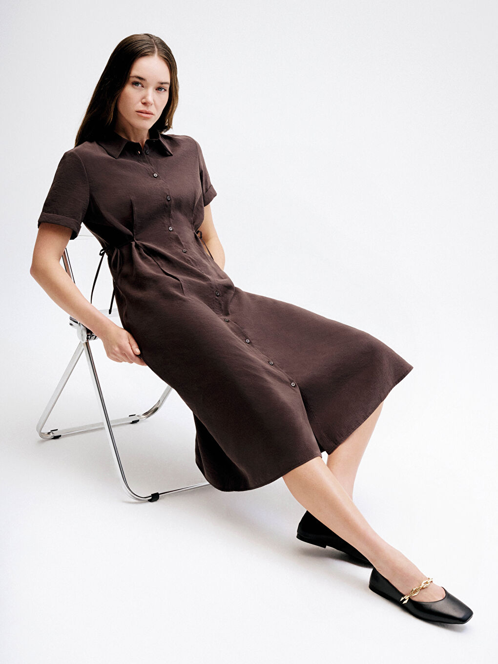 فستان قميص مكشكش بخصر محدد للنساء