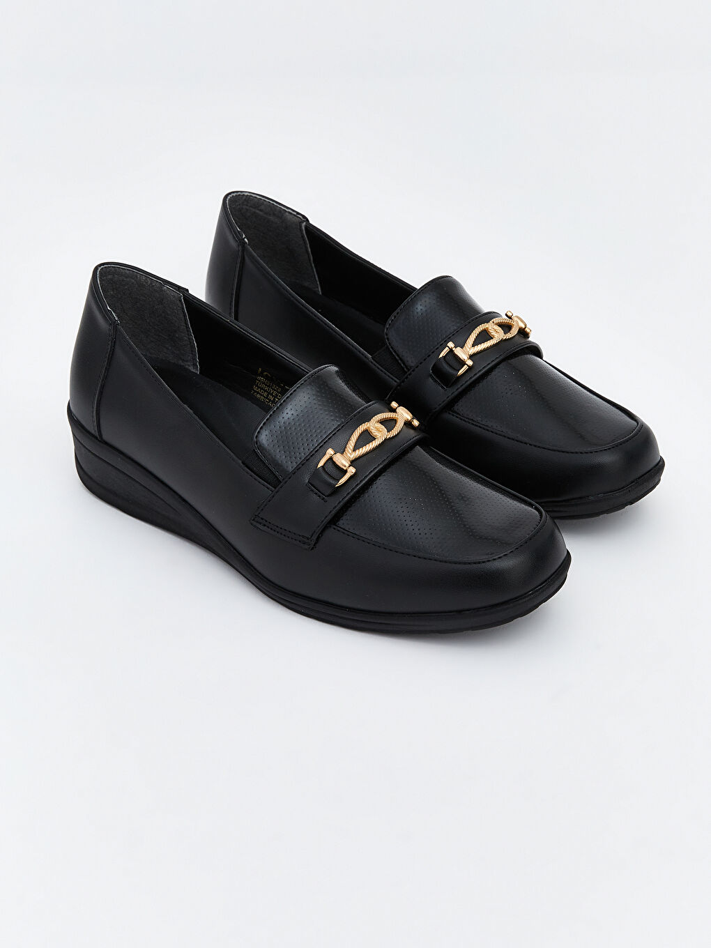 Siyah Deri Görünümlü Metal Aplikeli Kadın Klasik Ayakkabı