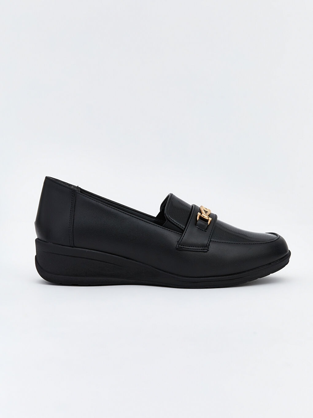 Siyah Deri Görünümlü Metal Aplikeli Kadın Klasik Ayakkabı-1