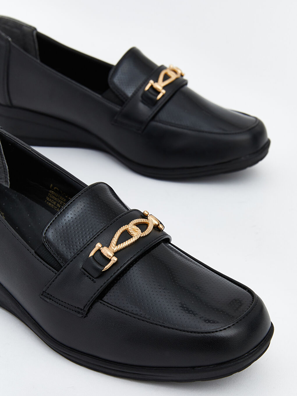 Siyah Deri Görünümlü Metal Aplikeli Kadın Klasik Ayakkabı-2