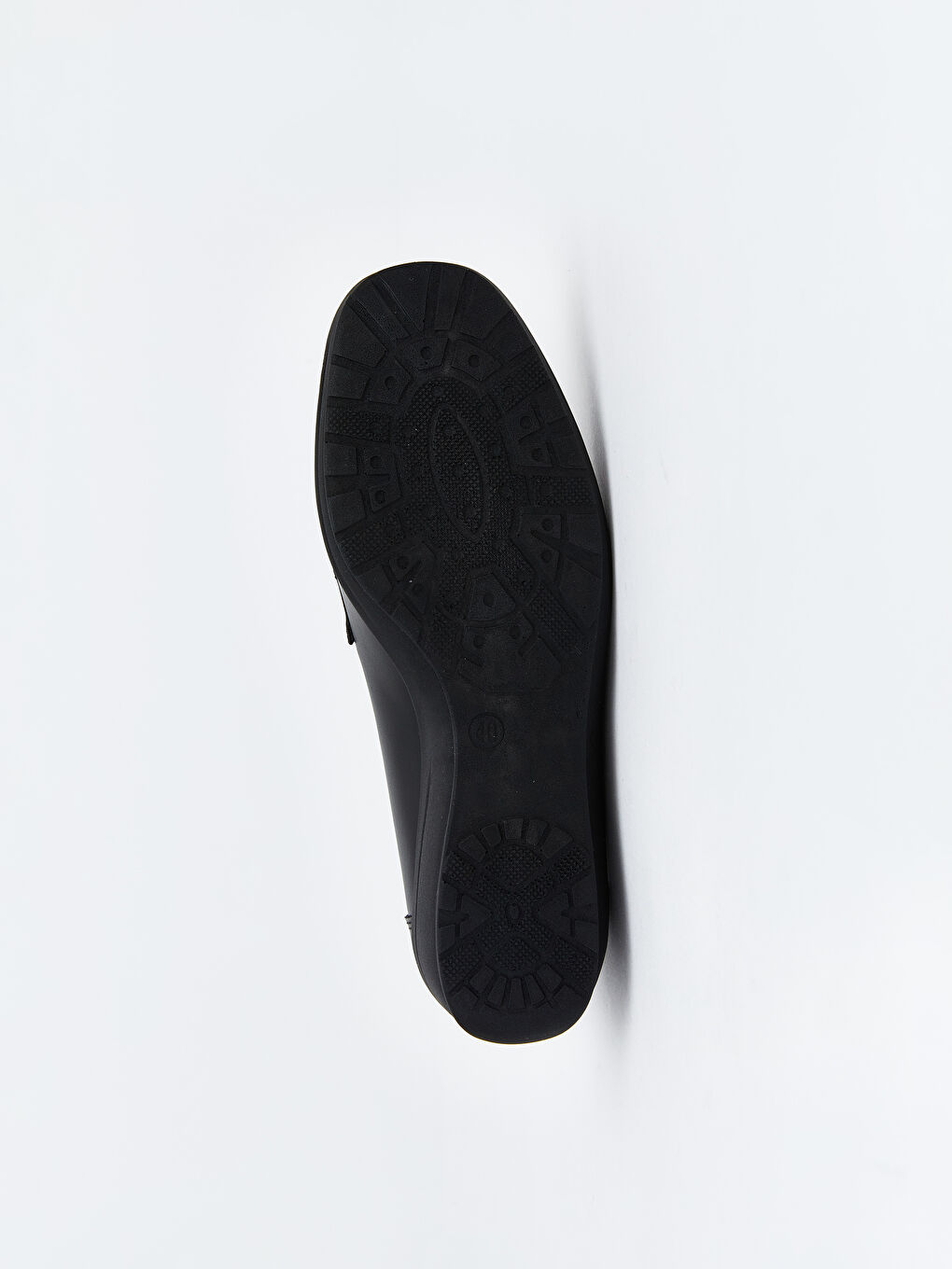 Siyah Deri Görünümlü Metal Aplikeli Kadın Klasik Ayakkabı-3