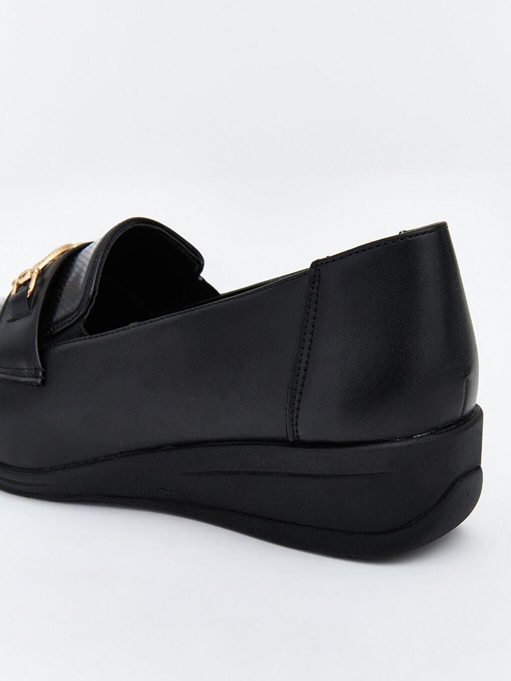 Siyah Deri Görünümlü Metal Aplikeli Kadın Klasik Ayakkabı-4