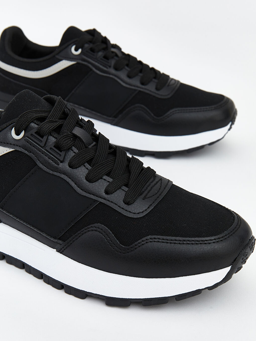 پێڵاوی وەرزشی ڕه‌ش پیاو-2