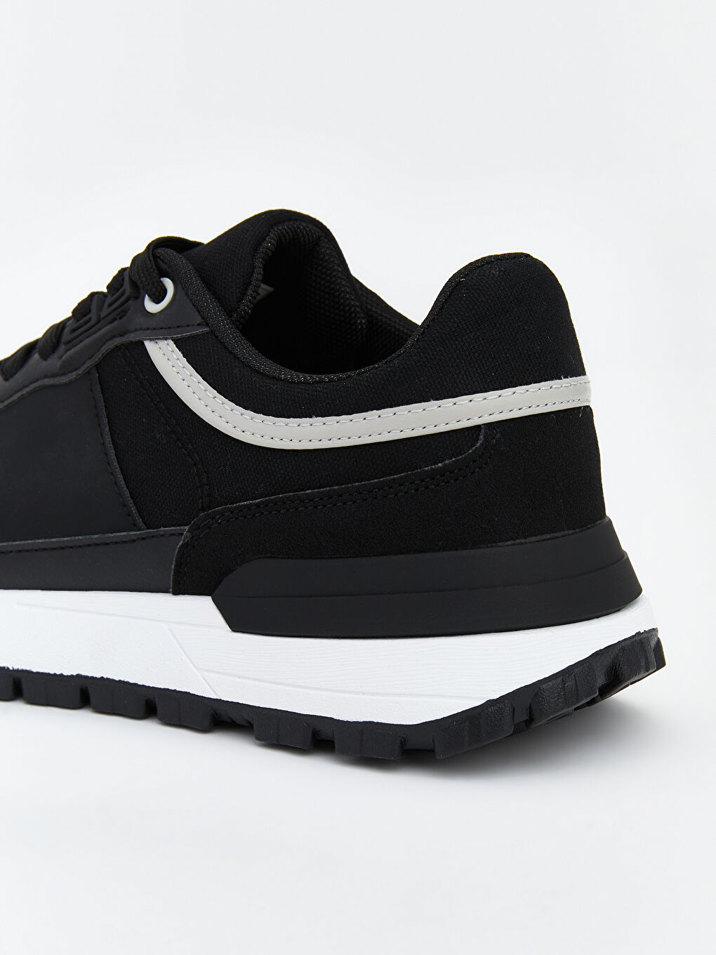 پێڵاوی وەرزشی ڕه‌ش پیاو-4