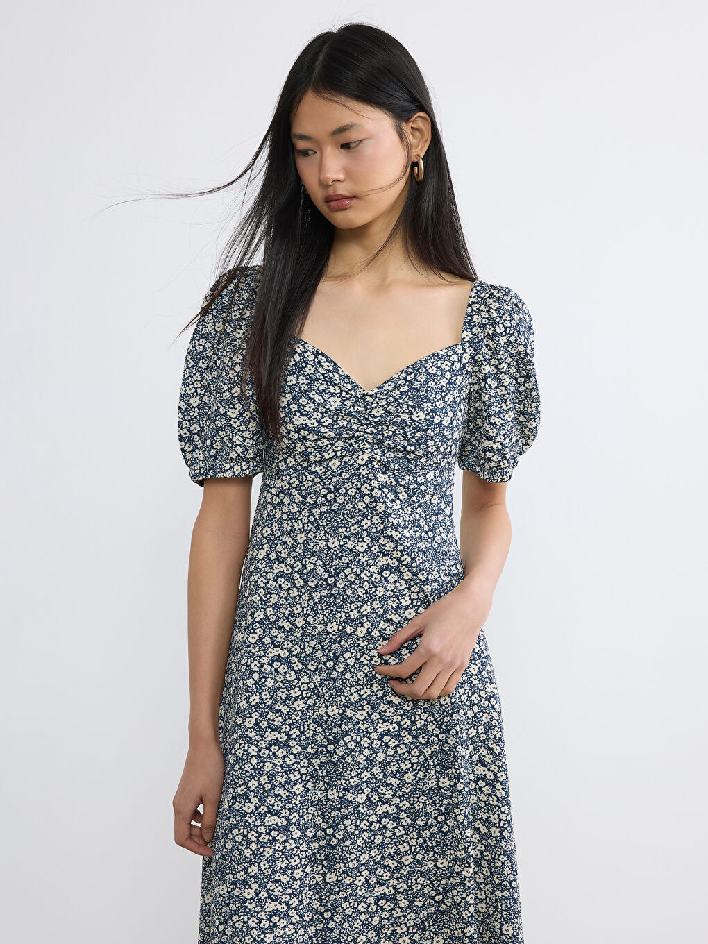 Haljina sa izrezom u obliku srca i puf rukavima sa cvetnim dezenom-1