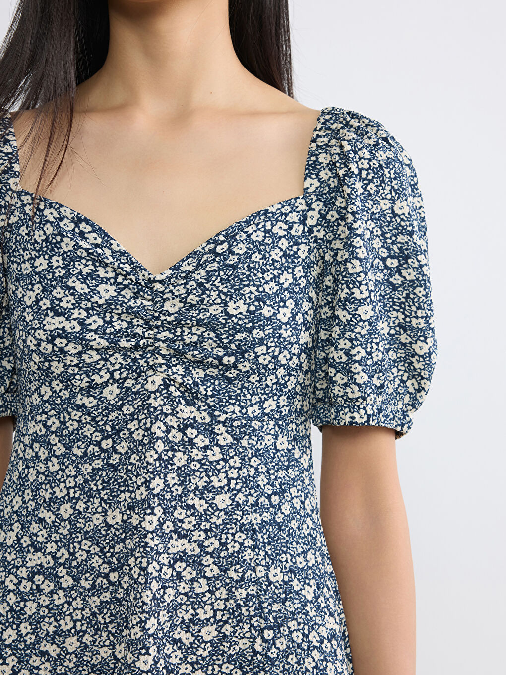 Haljina sa izrezom u obliku srca i puf rukavima sa cvetnim dezenom-2