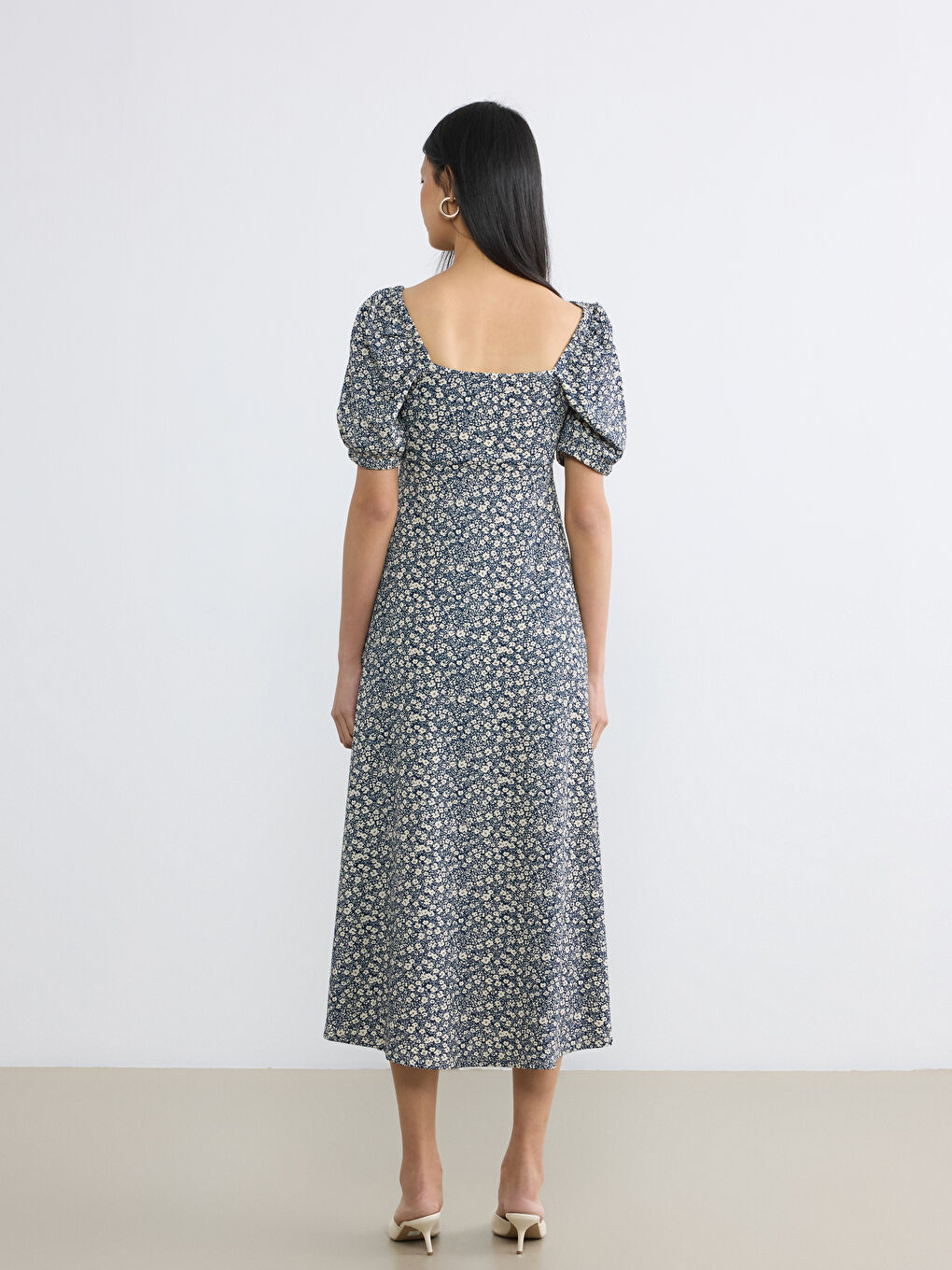 Haljina sa izrezom u obliku srca i puf rukavima sa cvetnim dezenom-3