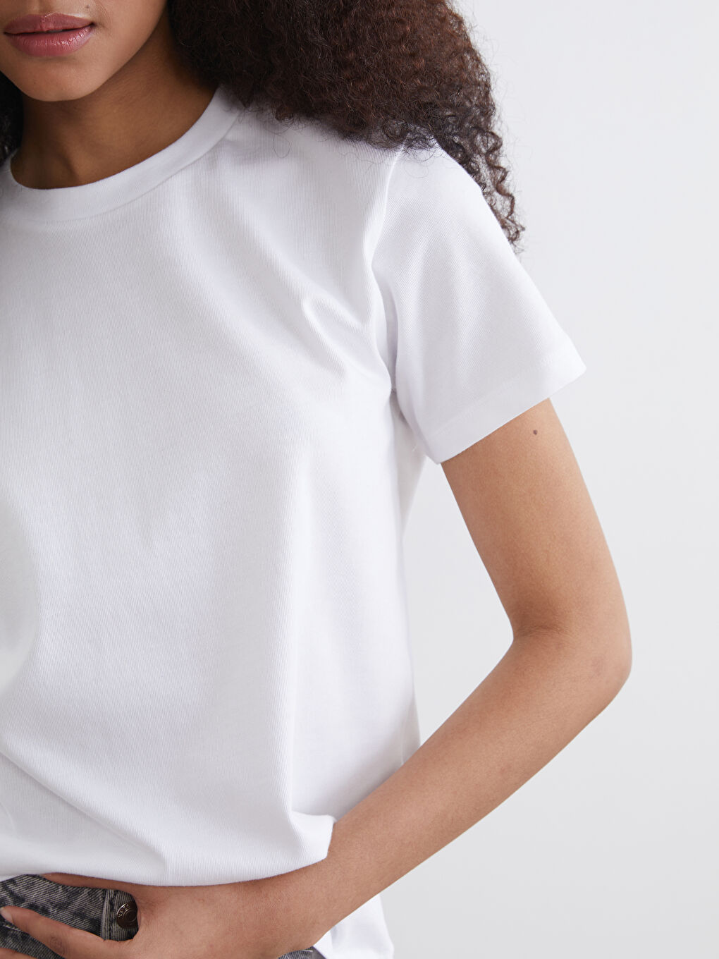 Beyaz Bisiklet Yaka Kadın Tişört-2