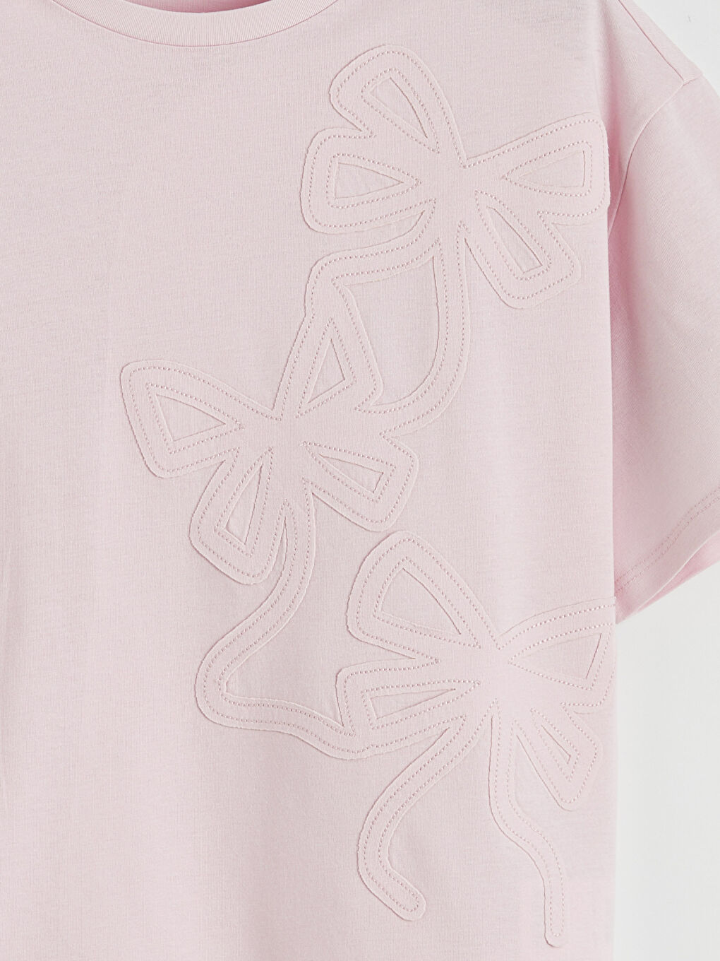 تيشيرت بناتي بفتحة رقبة دائرية وتطريز شكل فيونكة.-2