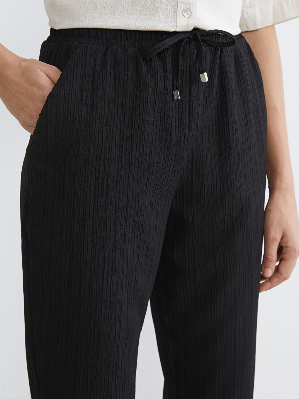 Siyah Beli Lastikli Dokulu Havuç Kesim Kadın Pantolon-2