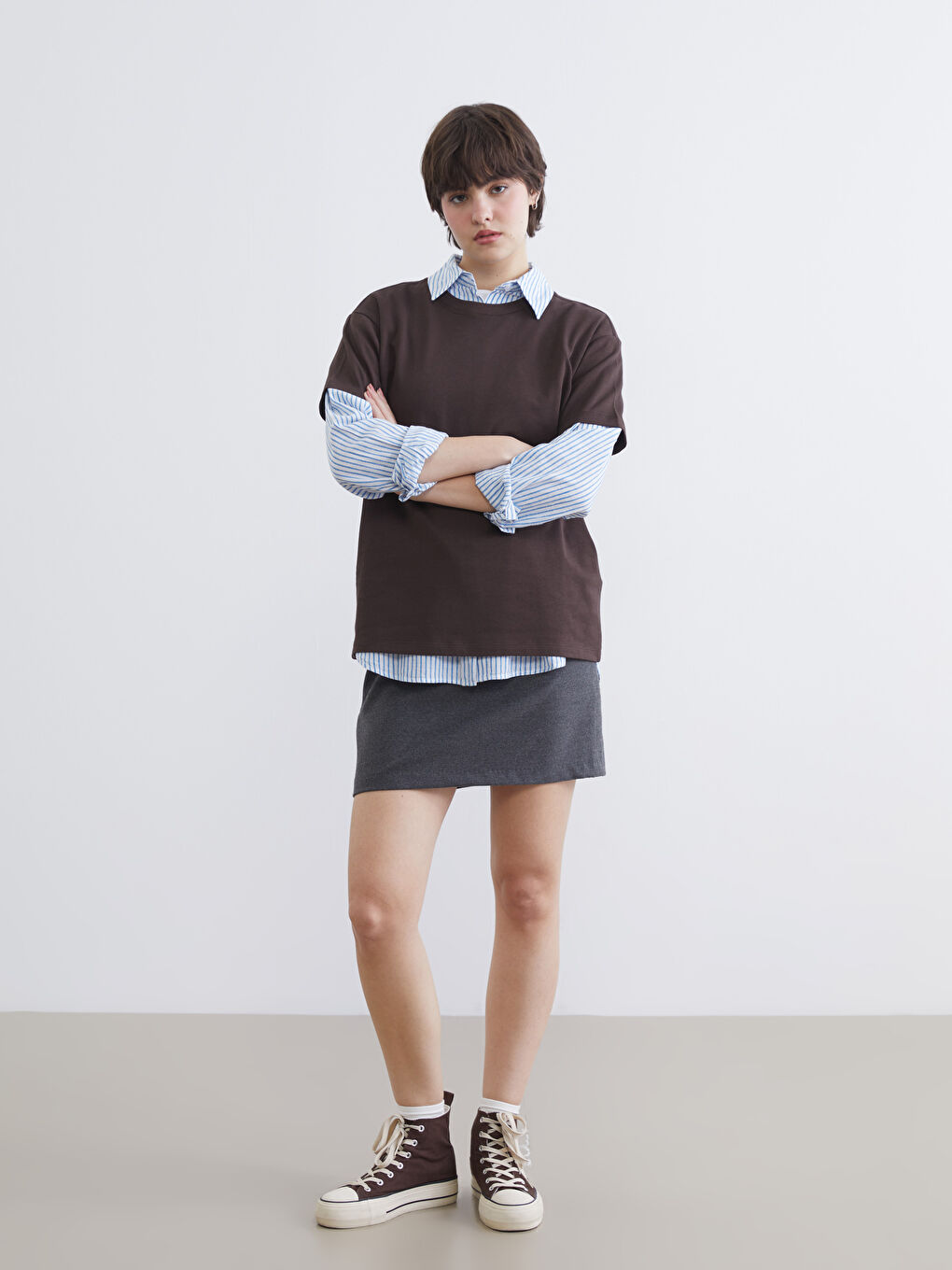 Kahverengi Bisiklet Yaka Kadın Tişört-1