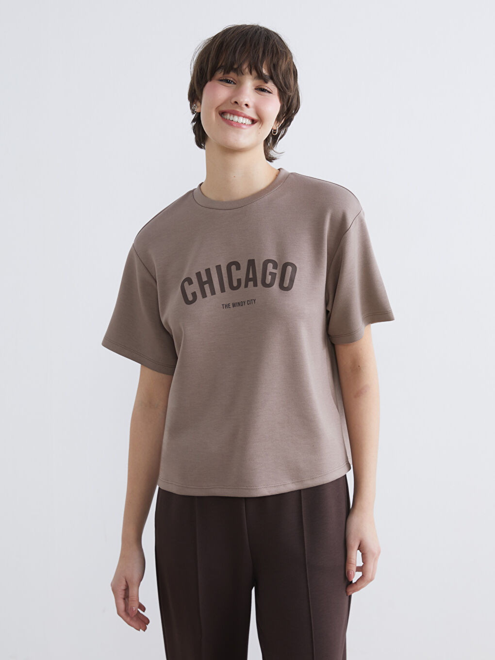 Kahverengi Bisiklet Yaka Chicago Baskılı Kadın Tişört