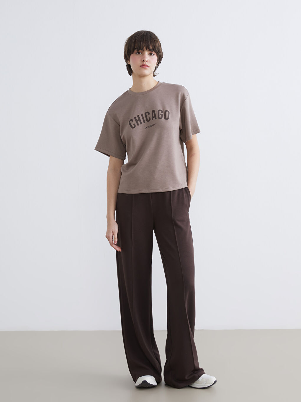 Kahverengi Bisiklet Yaka Chicago Baskılı Kadın Tişört-1