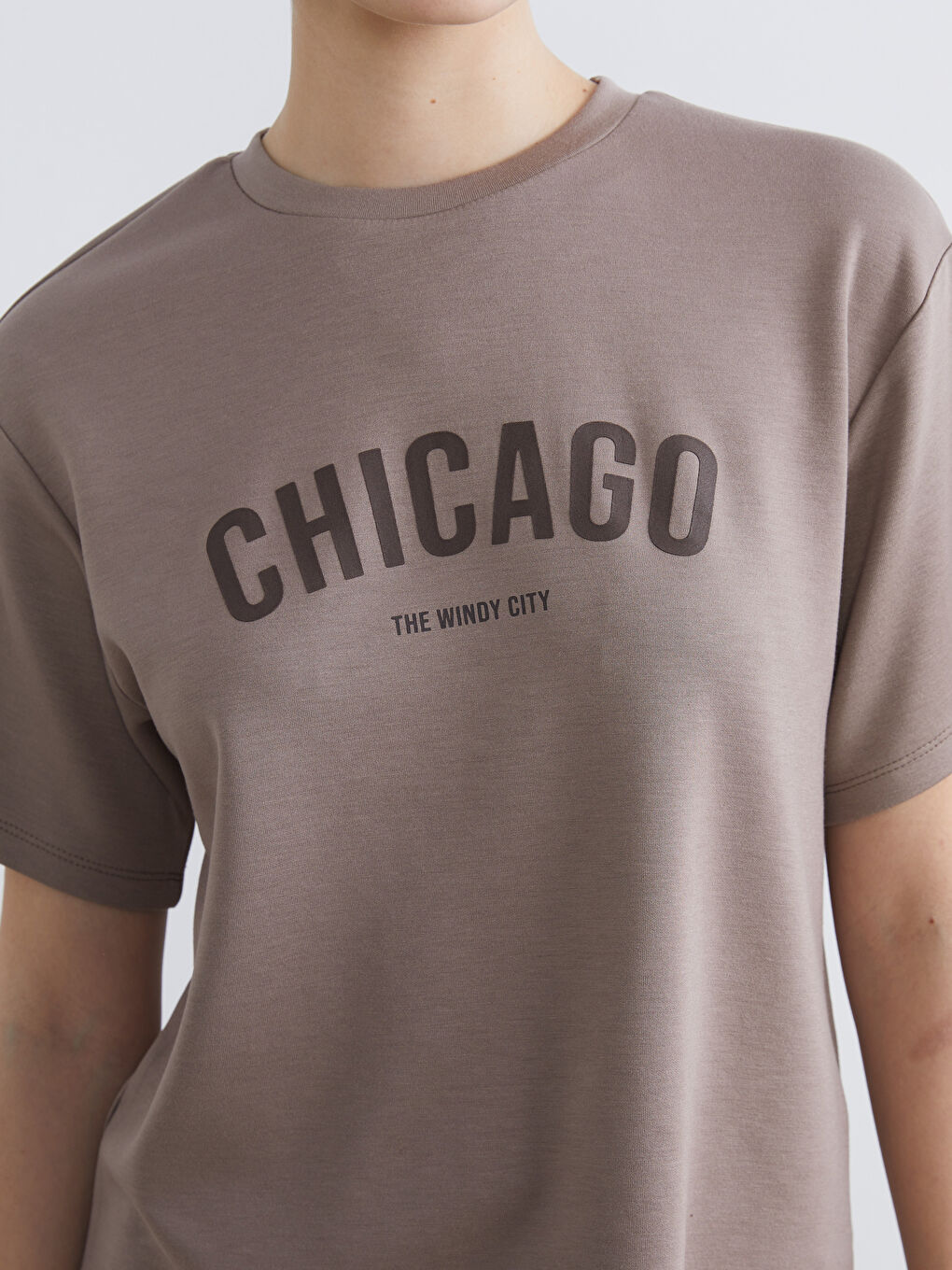 Kahverengi Bisiklet Yaka Chicago Baskılı Kadın Tişört-2