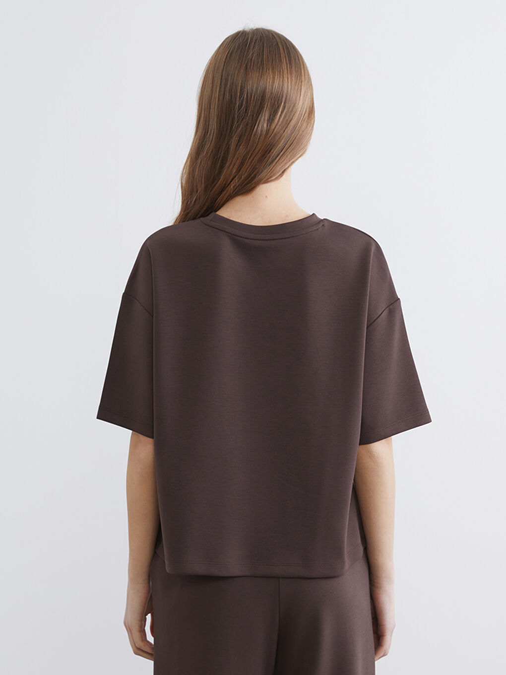 Kahverengi Bisiklet Yaka Soft Touch Oversize Kadın Tişört-3