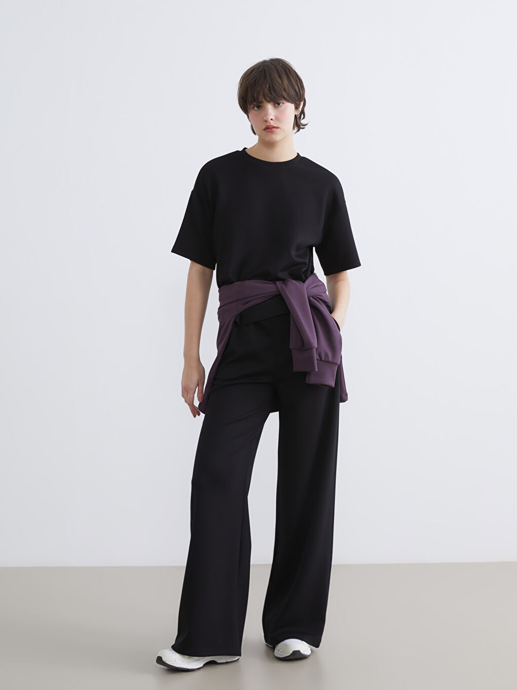 Soft touch, oversized women's t-shirt with a crew neck.-1