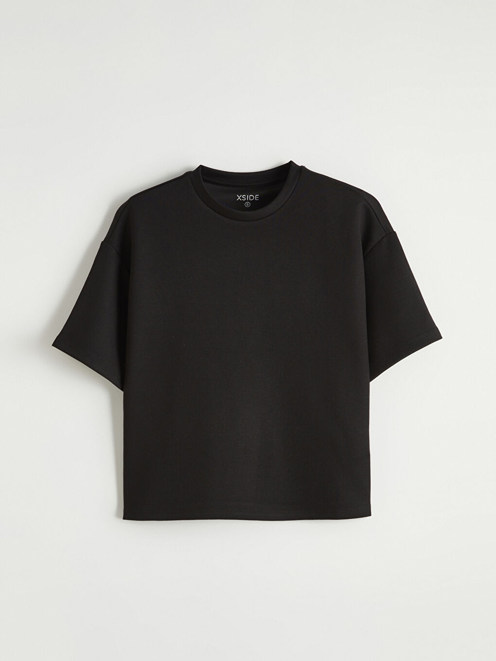 Soft touch, oversized women's t-shirt with a crew neck.-4