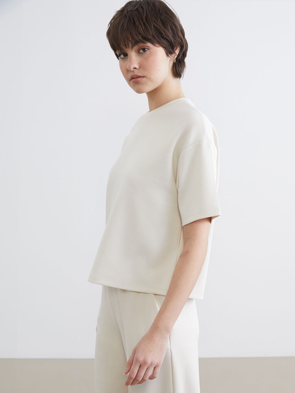 Bej Bisiklet Yaka Soft Touch Oversize Kadın Tişört