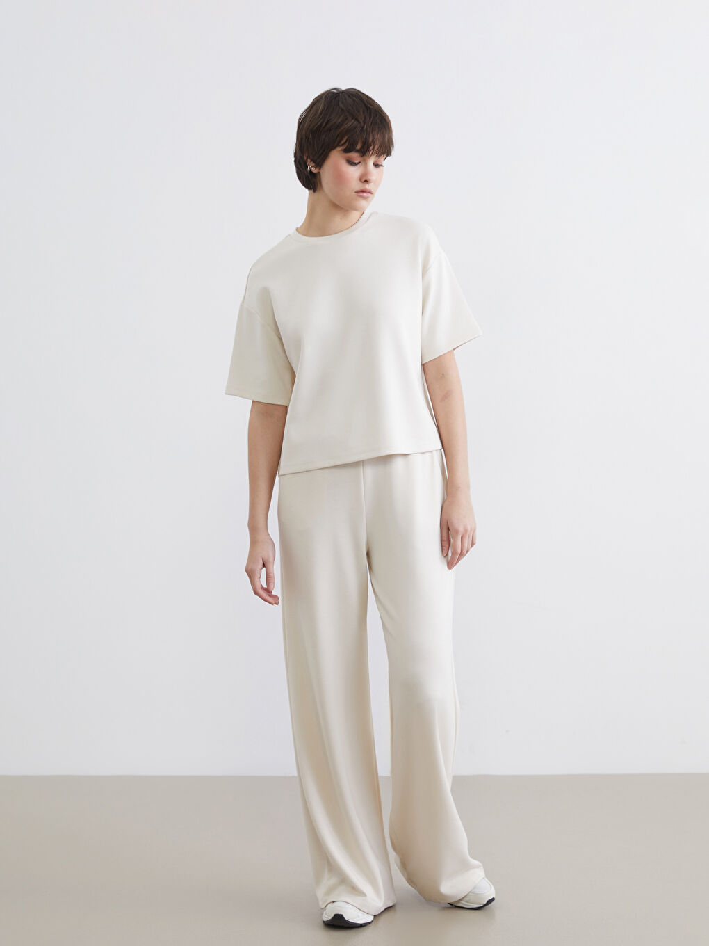 Bej Bisiklet Yaka Soft Touch Oversize Kadın Tişört-1