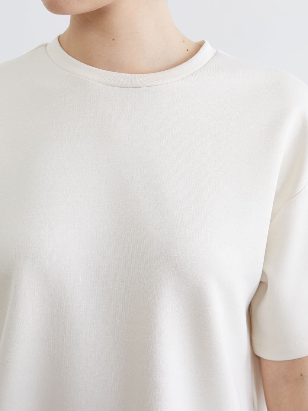 Bej Bisiklet Yaka Soft Touch Oversize Kadın Tişört-2