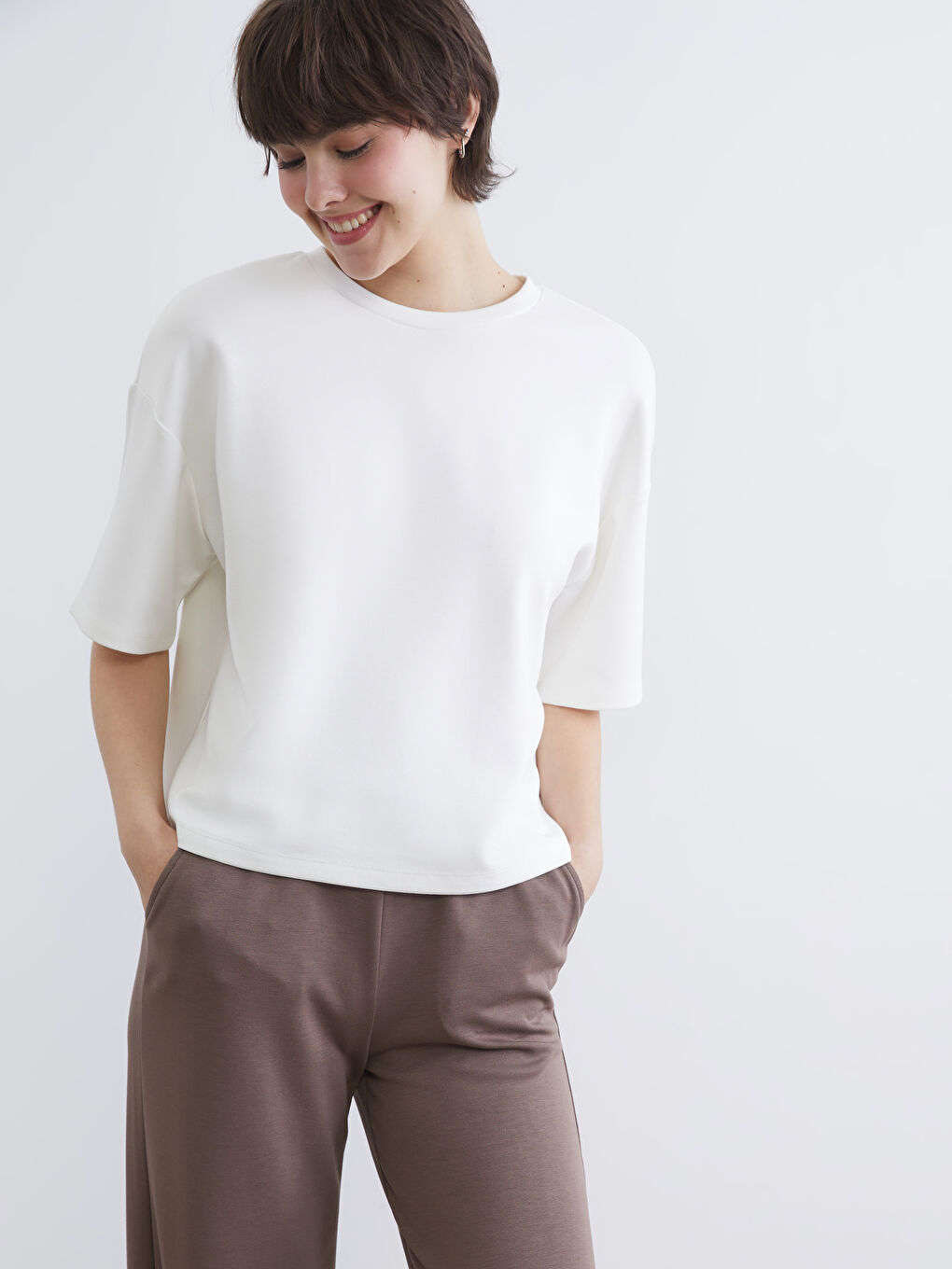 Ekru Bisiklet Yaka Soft Touch Oversize Kadın Tişört