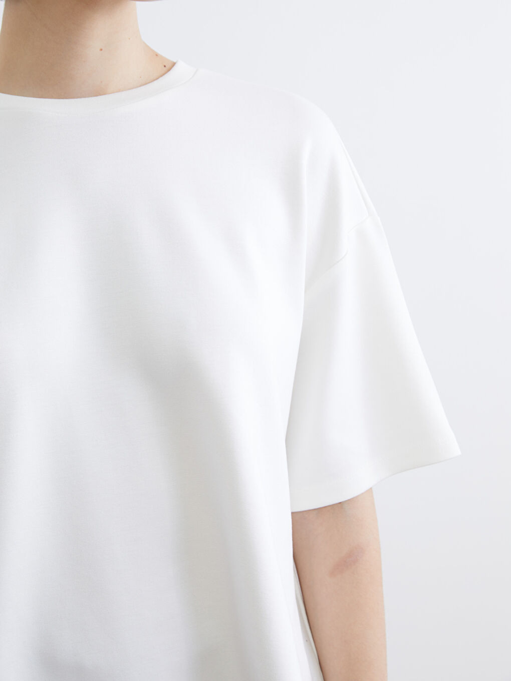 Ekru Bisiklet Yaka Soft Touch Oversize Kadın Tişört-2