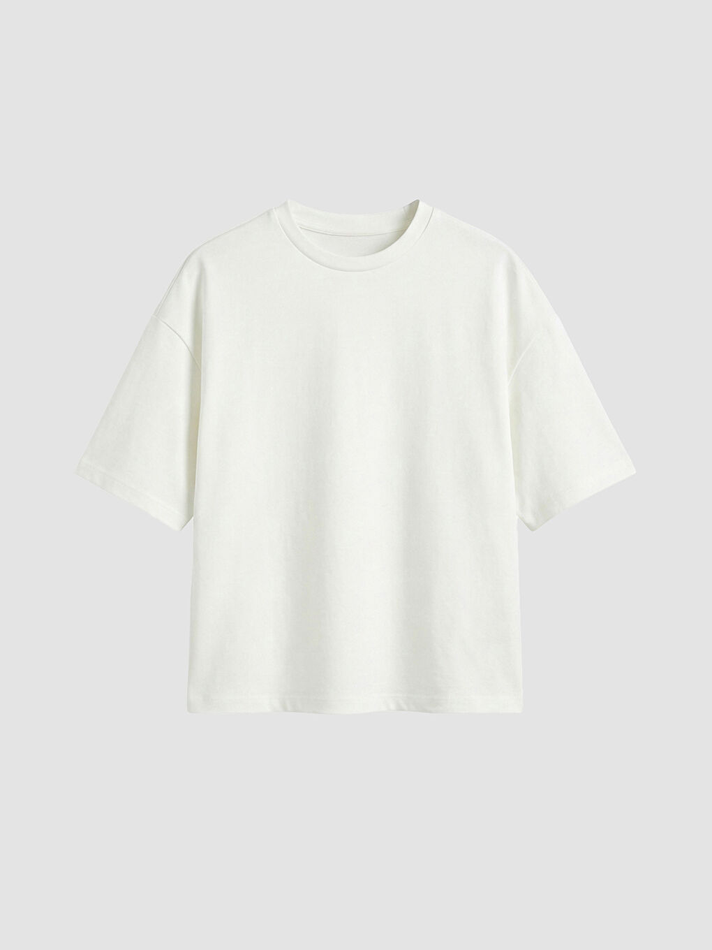 Soft touch, oversized women's t-shirt with a crew neck.-4