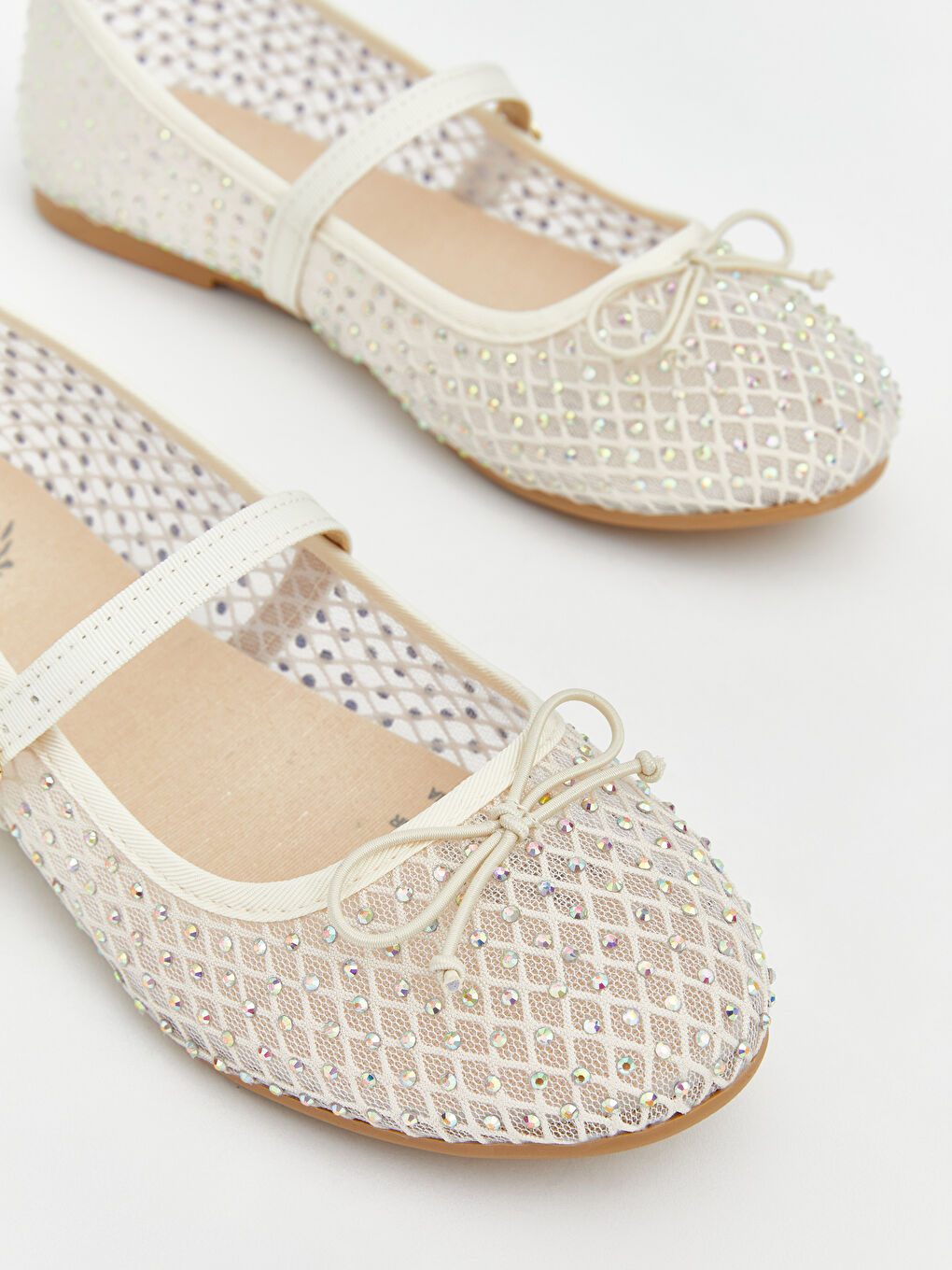 Ekru Bilekten Bantlı Taş İşlemeli Kız Çocuk Babet-2