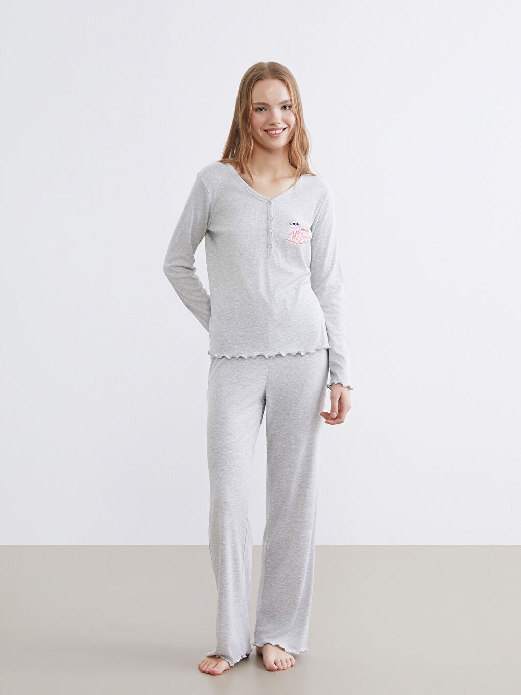 Gri V Yaka Nakışlı Kadın Pijama Takımı