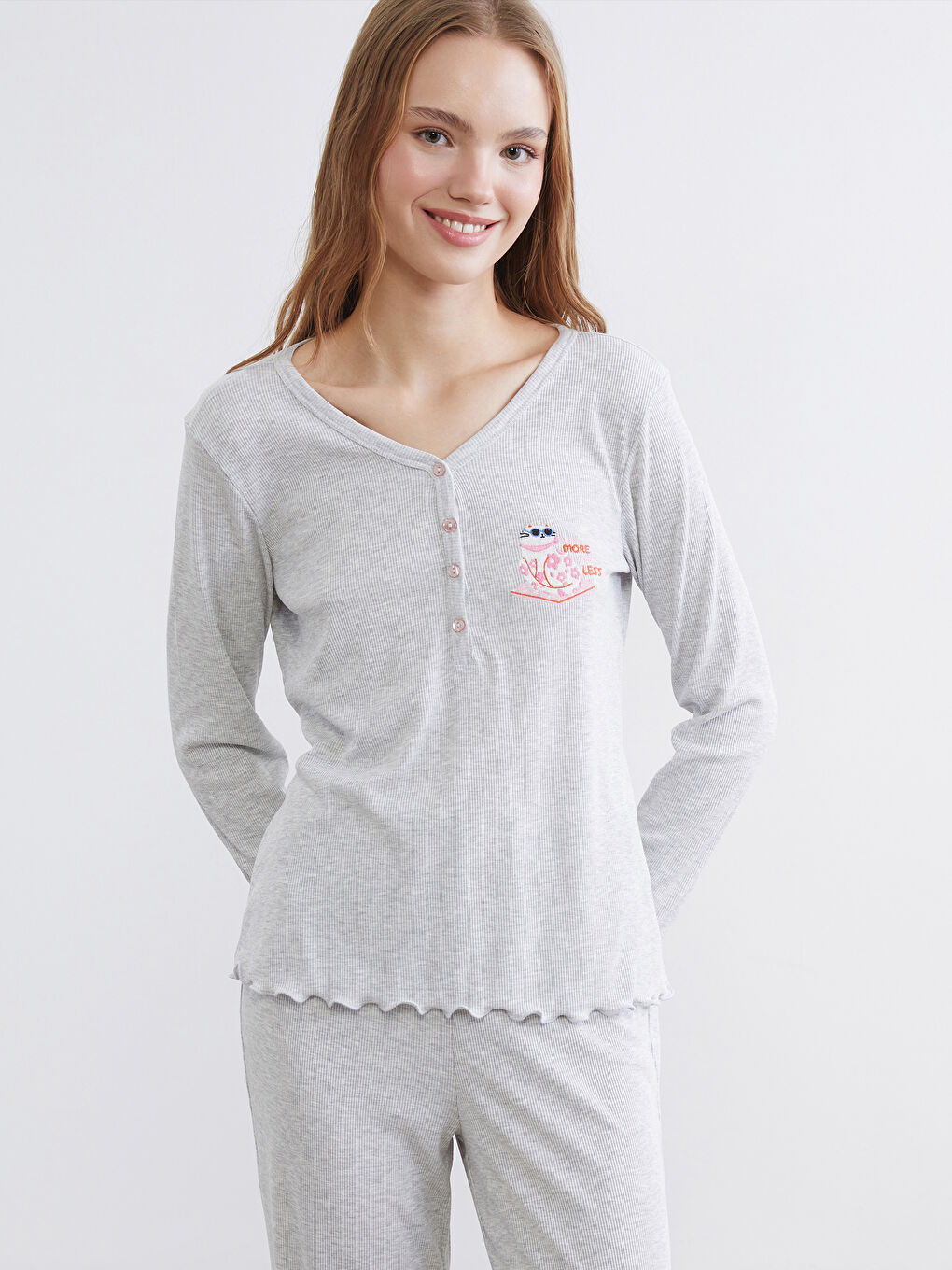 Gri V Yaka Nakışlı Kadın Pijama Takımı-1