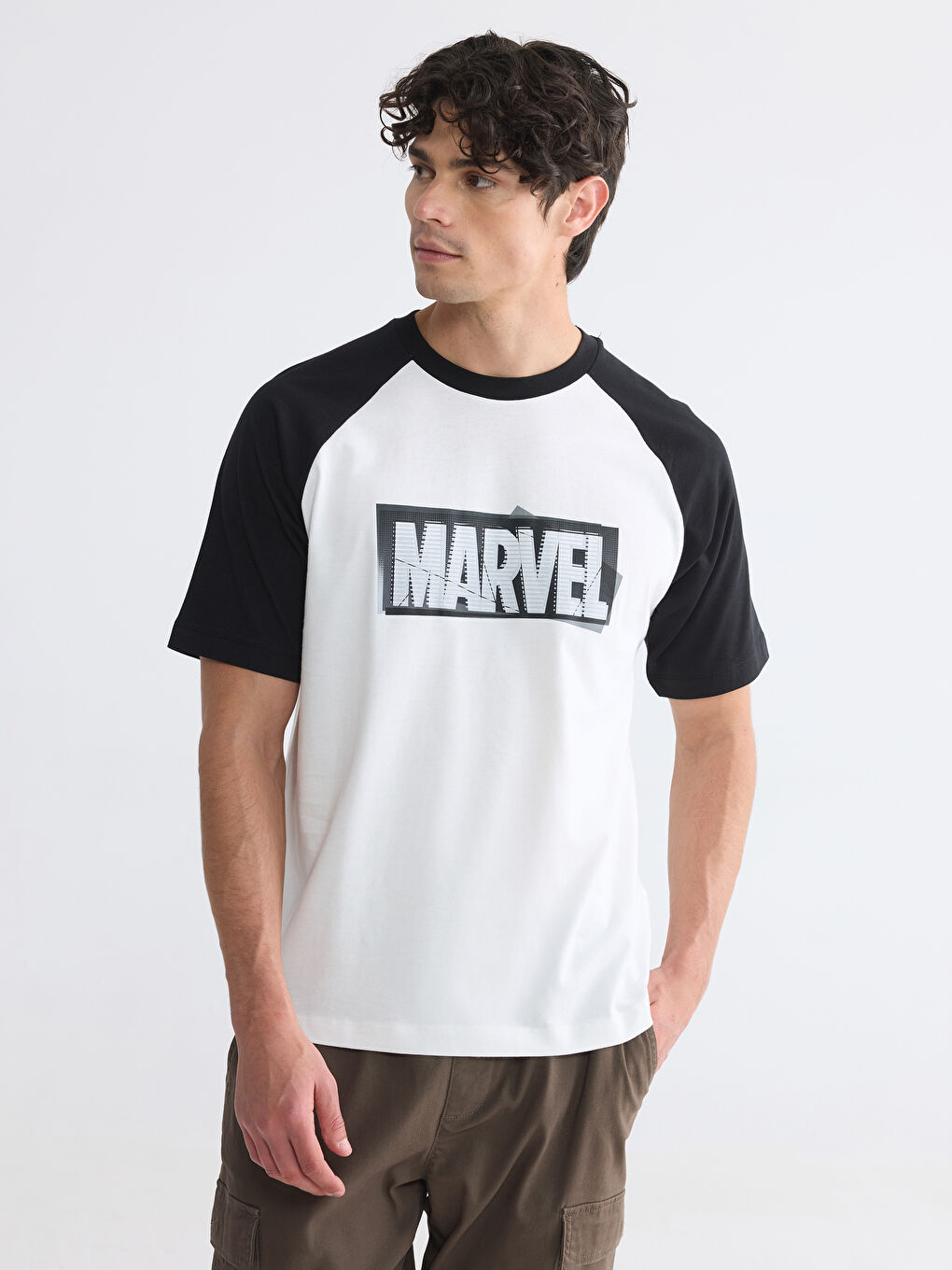 Beyaz Bisiklet Yaka Marvel Baskılı Erkek Tişört