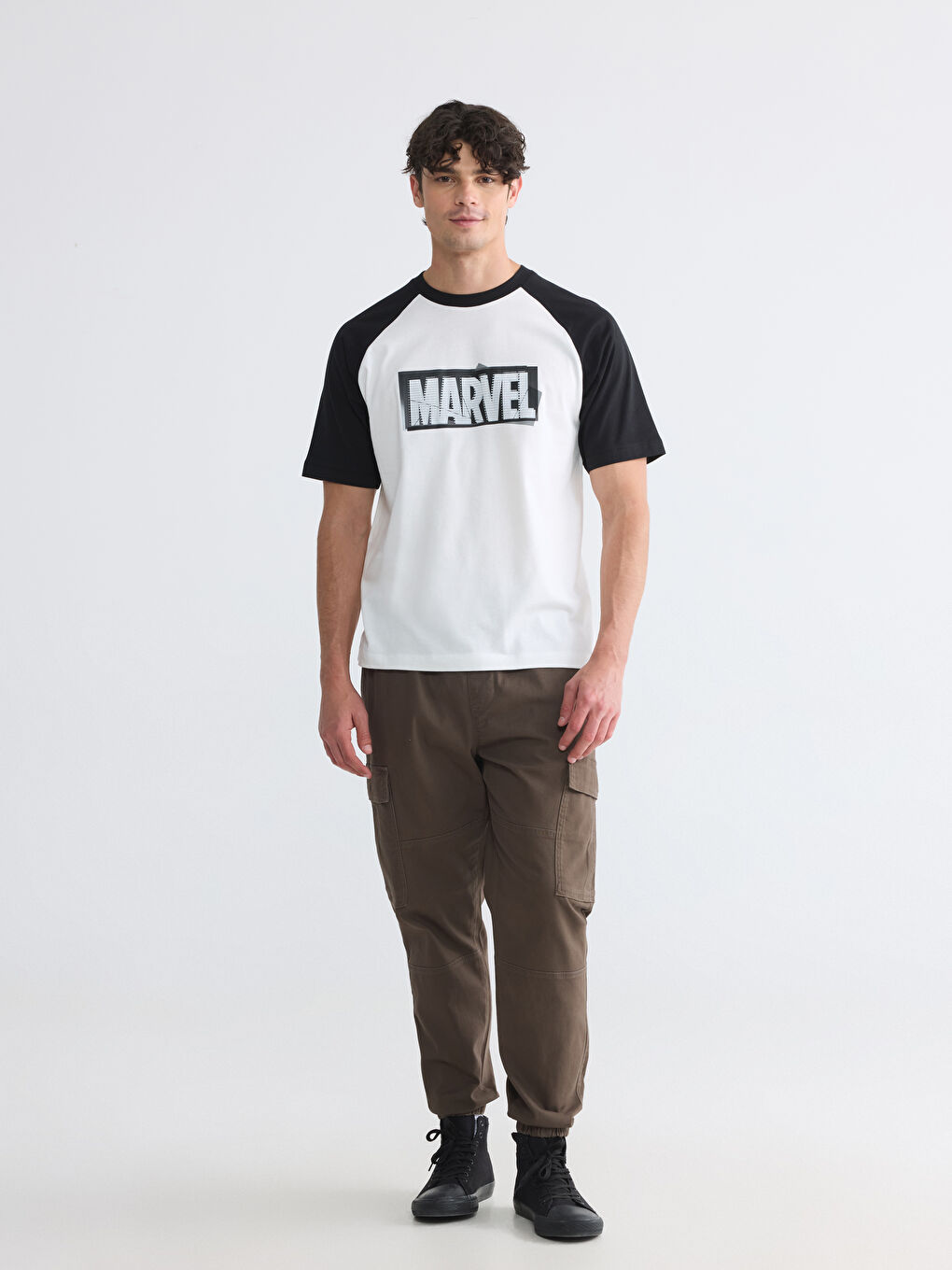 Beyaz Bisiklet Yaka Marvel Baskılı Erkek Tişört-1