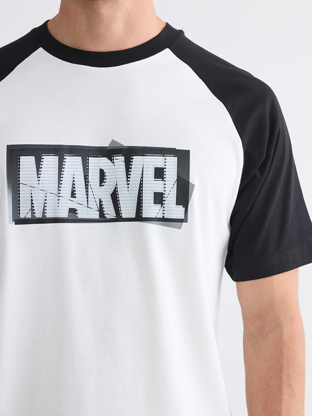 Beyaz Bisiklet Yaka Marvel Baskılı Erkek Tişört-2