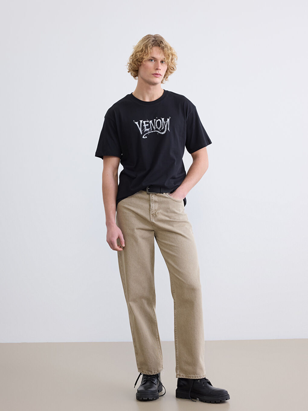 Siyah Bisiklet Yaka Venom Baskılı Erkek Tişört-1