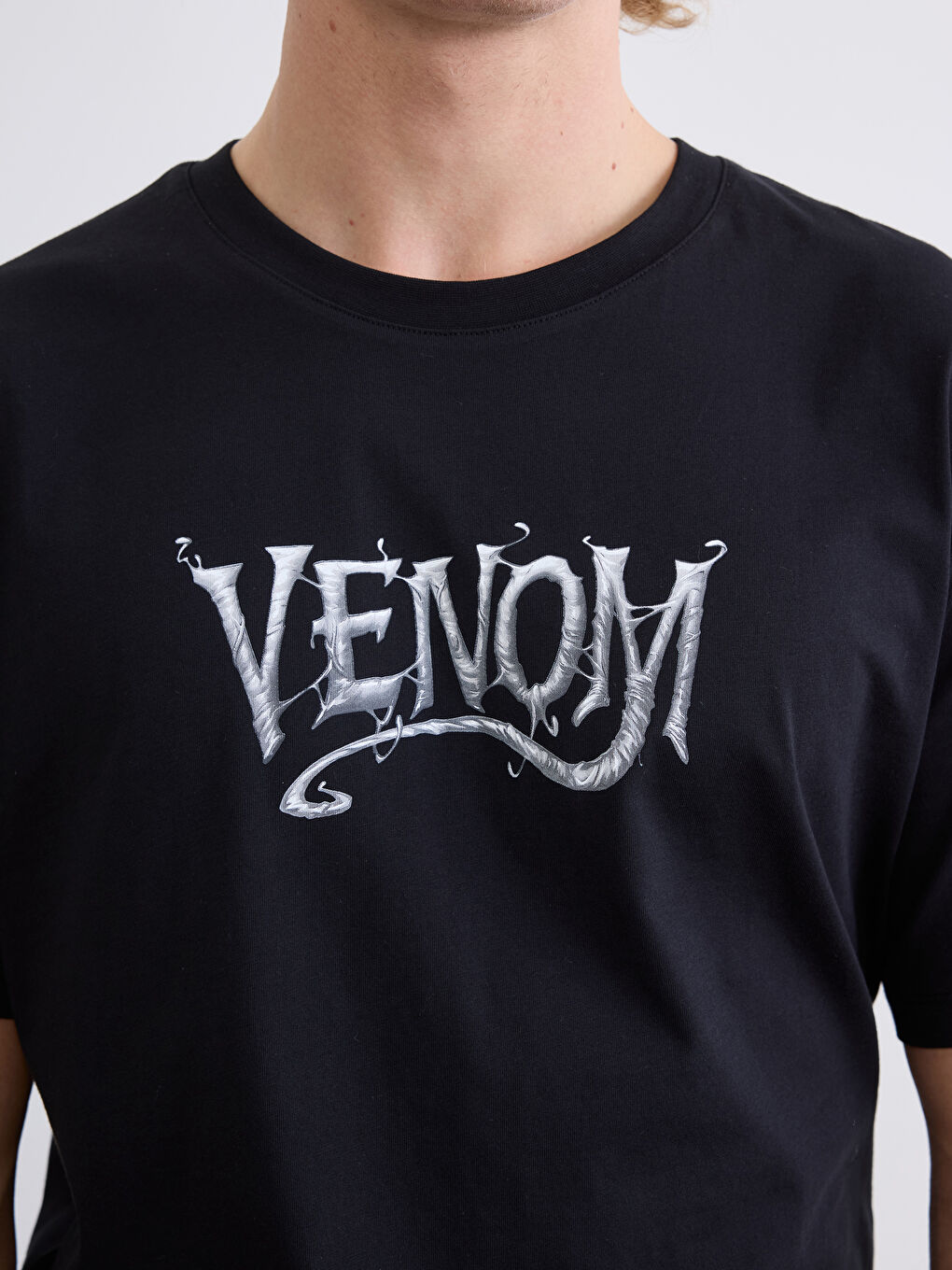 Siyah Bisiklet Yaka Venom Baskılı Erkek Tişört-2