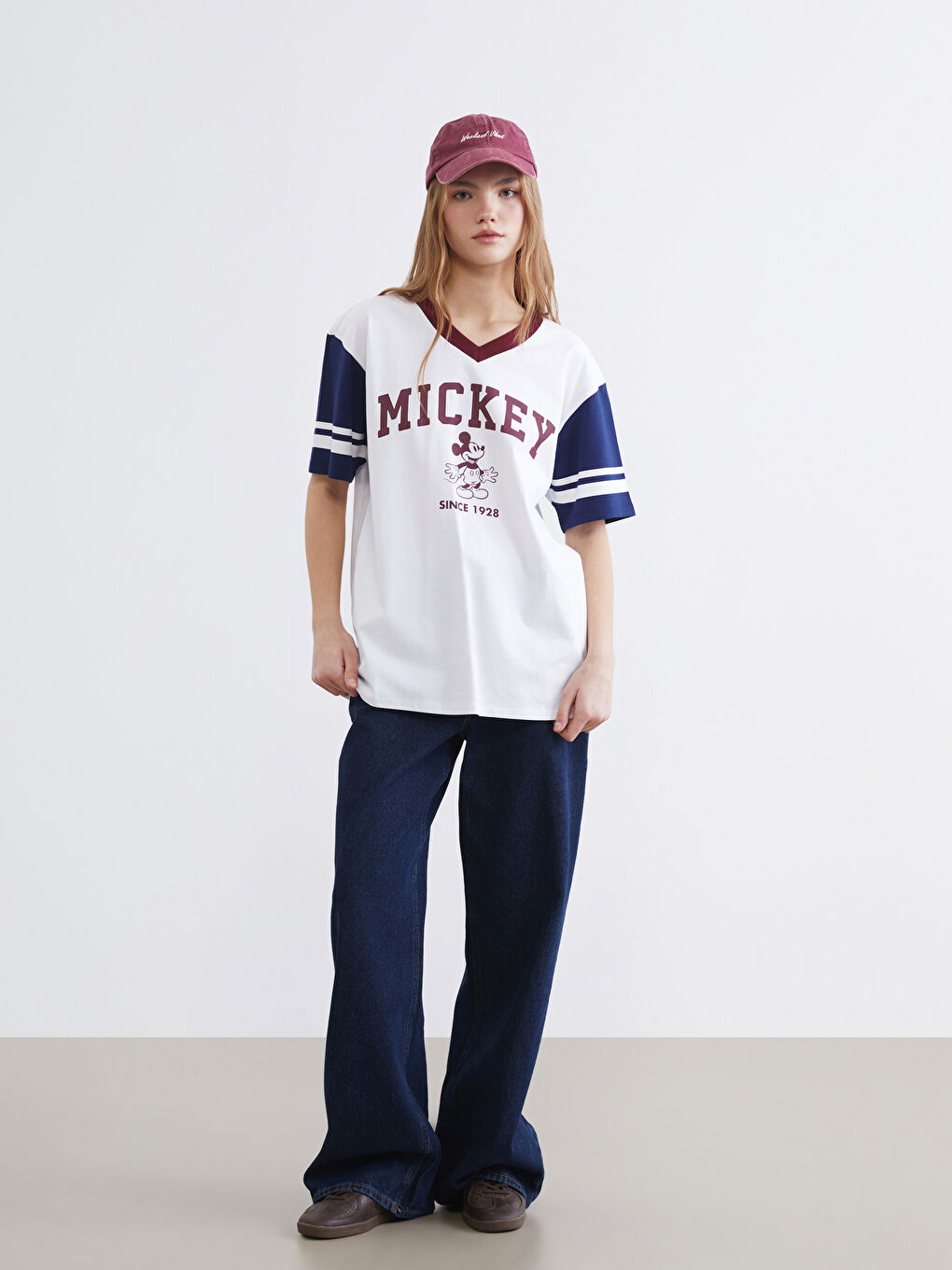 v жағалы микки маус принтті оверсайз әйелдер футболкасы-1