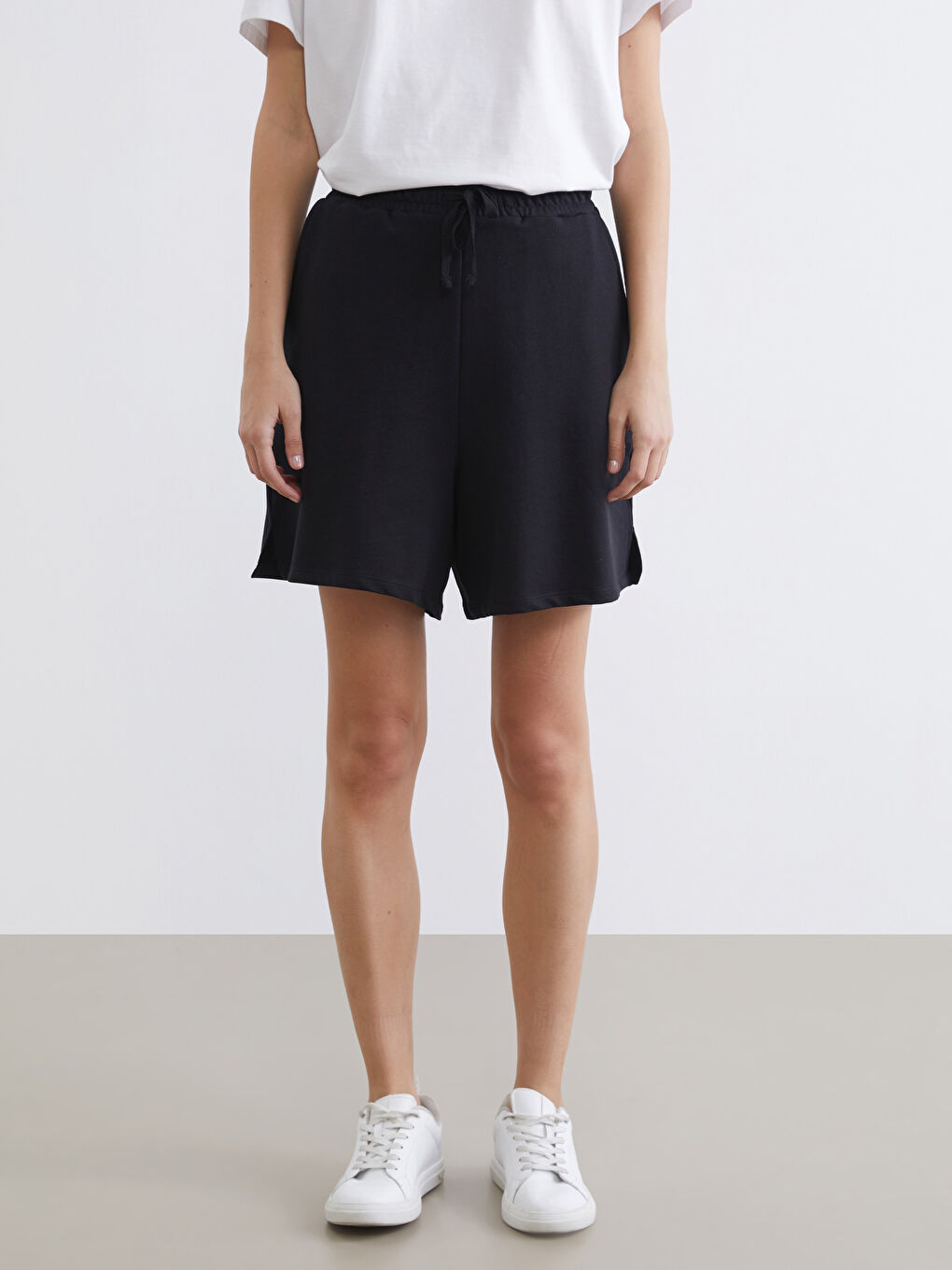 Siyah Beli Lastikli Kadın Şort-1