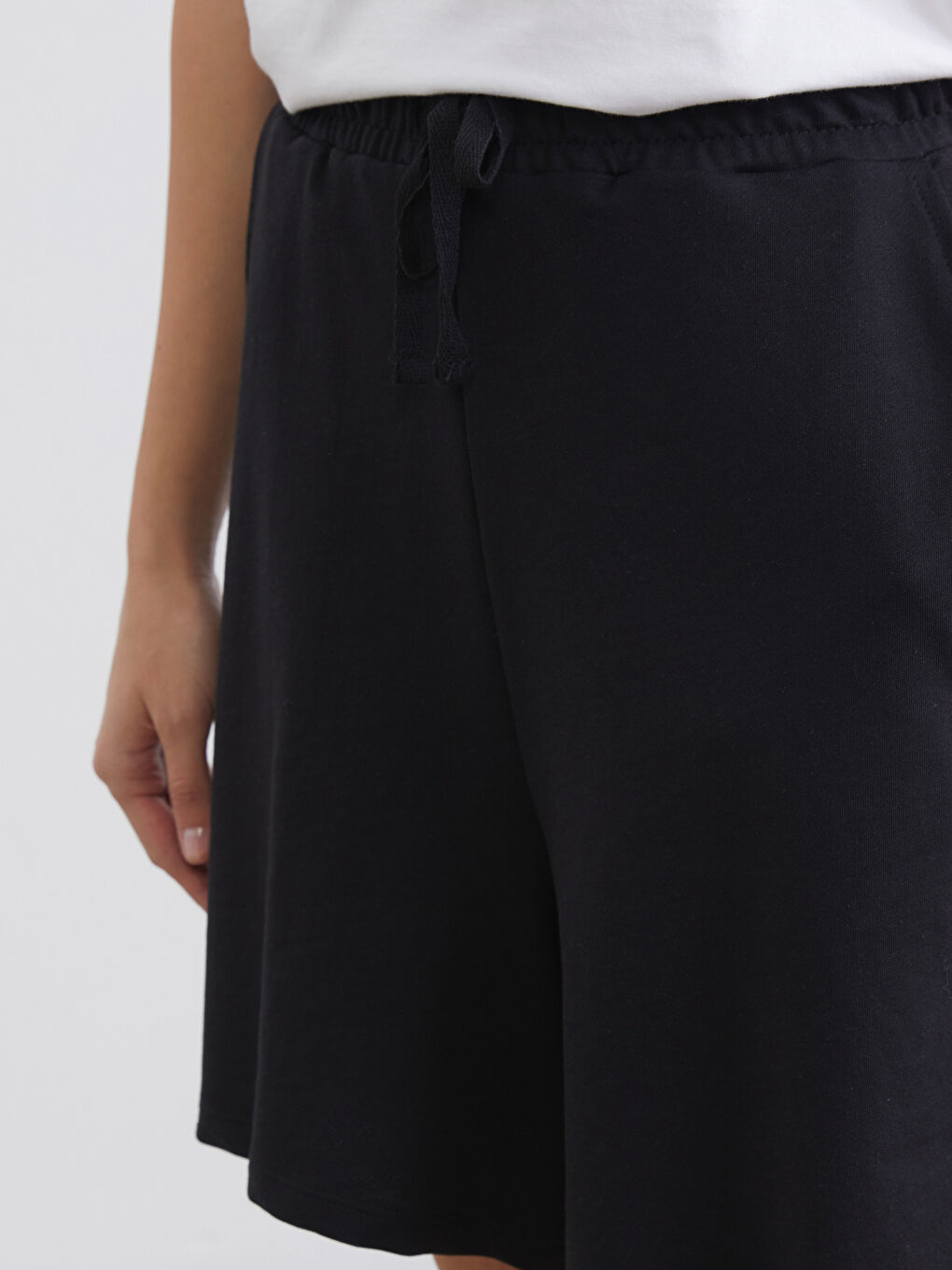 Siyah Beli Lastikli Kadın Şort-2