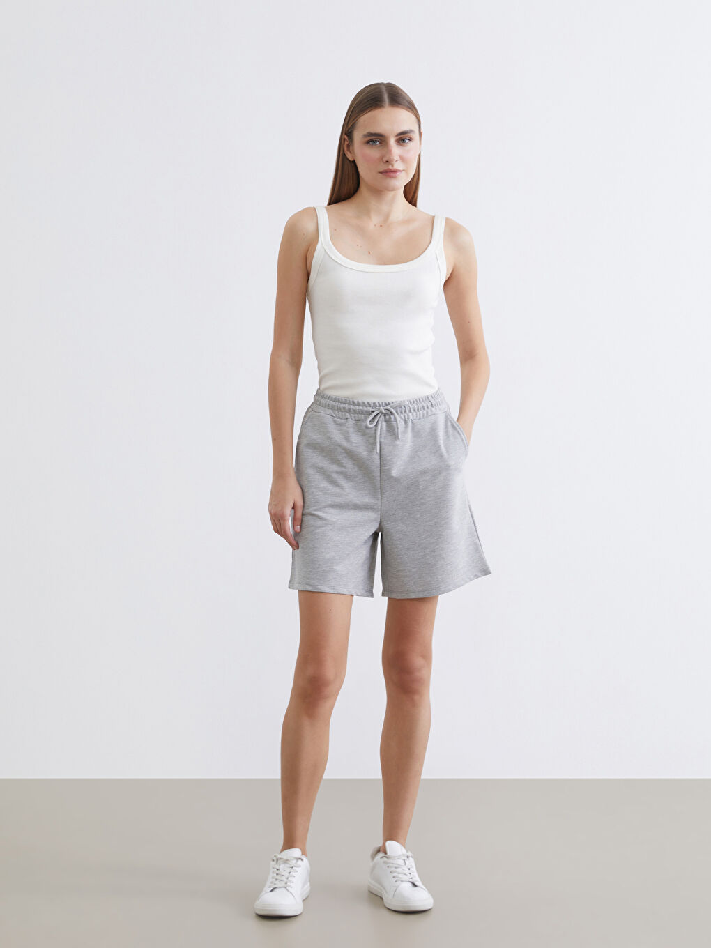 Gri Beli Lastikli Kadın Şort