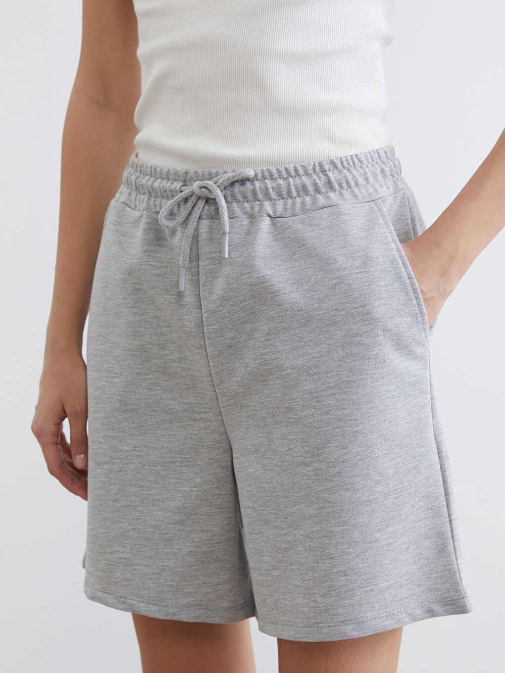 Gri Beli Lastikli Kadın Şort-2