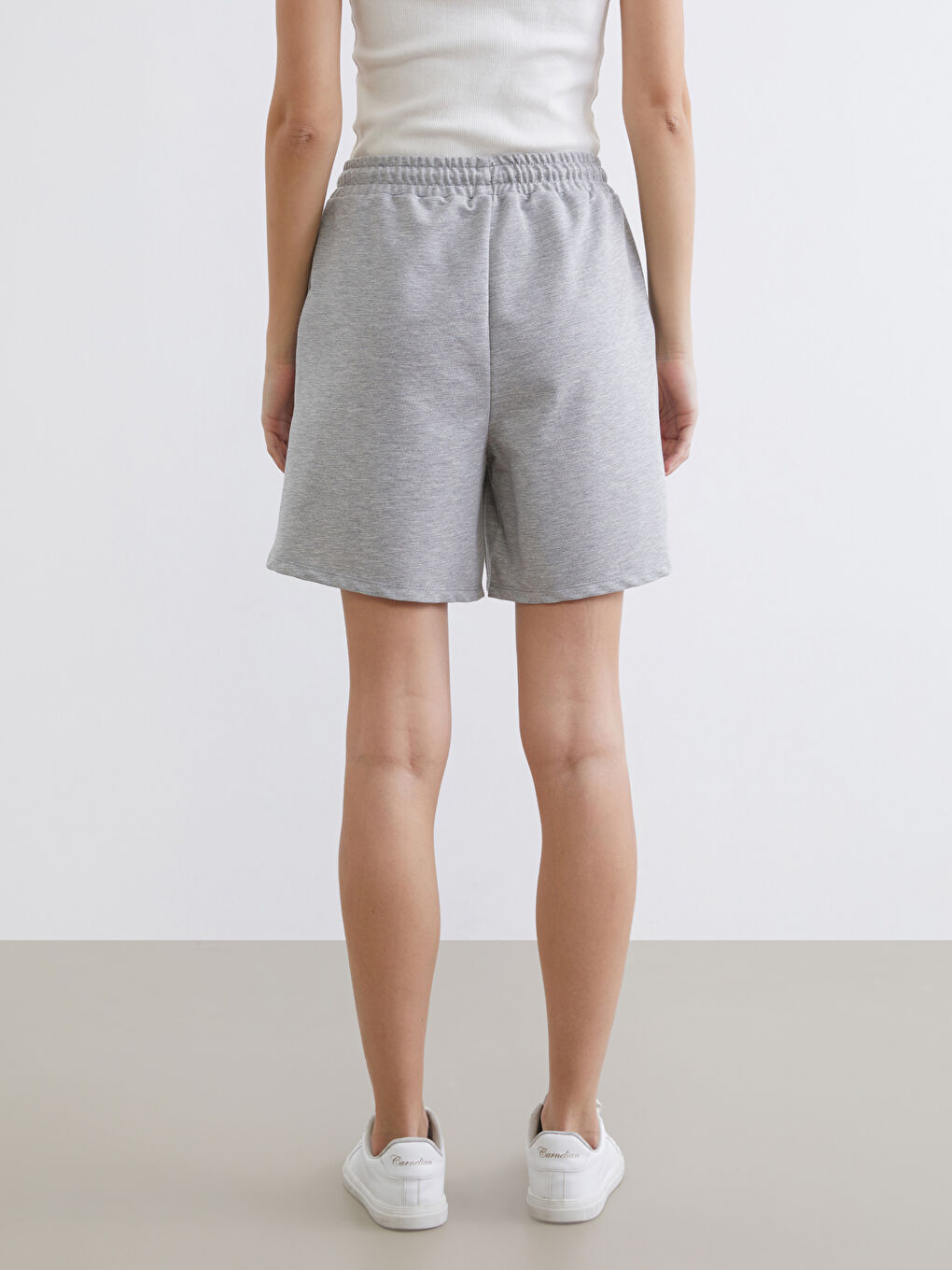 Gri Beli Lastikli Kadın Şort-3